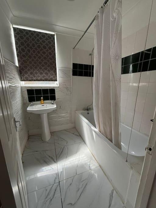 East London 2 Bedroom Flat Экстерьер фото