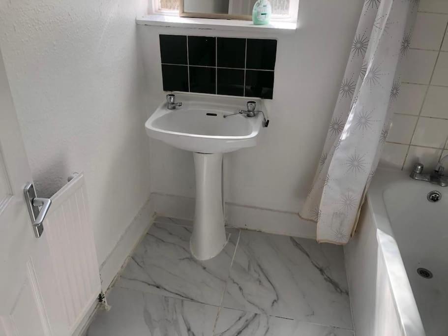 East London 2 Bedroom Flat Экстерьер фото