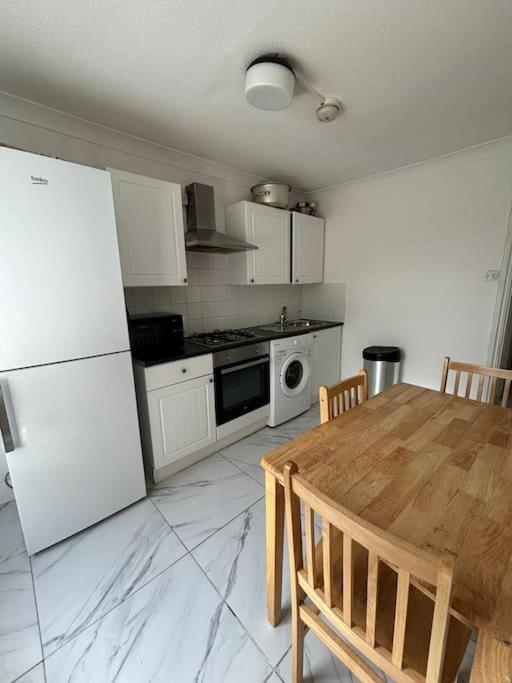 East London 2 Bedroom Flat Экстерьер фото