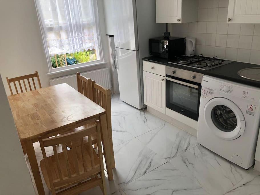 East London 2 Bedroom Flat Экстерьер фото